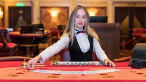 Antarmuka aplikasi mobile mt777 apk menampilkan permainan live dealer dan menu navigasi